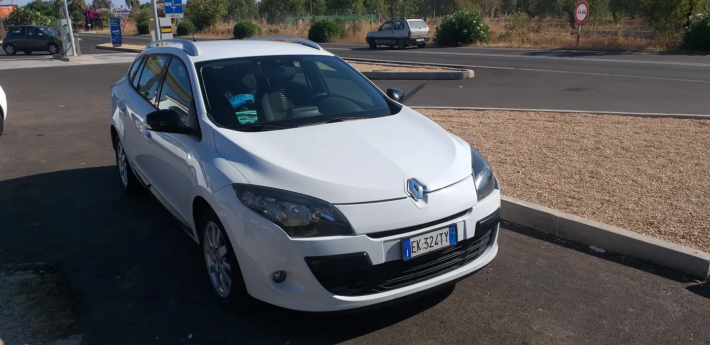 Auto spaziosa per noleggio